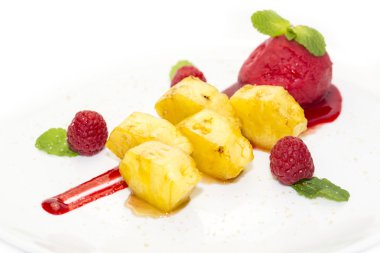 ızgara ananas karamel sos ve sorbe ile