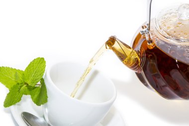 çay demlik dökülür