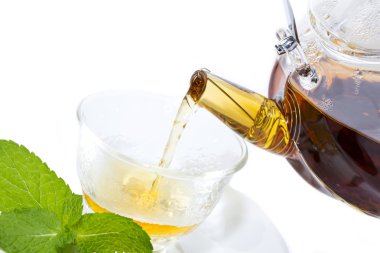 çay demlik dökülür