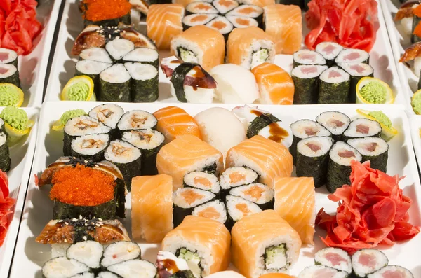 Sushi con mariscos y verduras — Foto de Stock