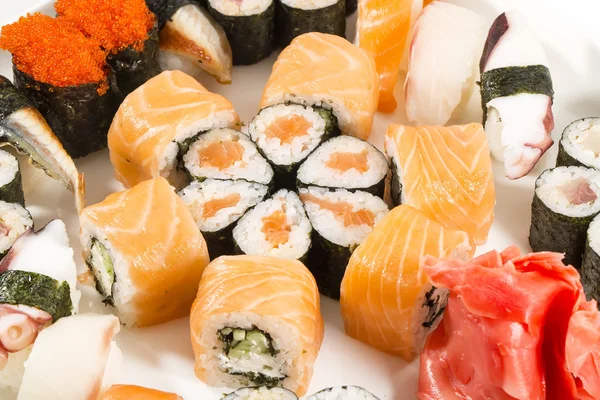 Sushi s mořskými plody a zeleninou — Stock fotografie