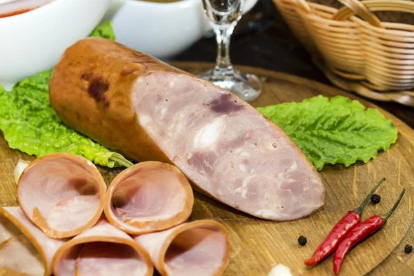 Salsiccia su un piatto di legno — Foto Stock