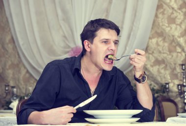 genç adam akşam yemeği