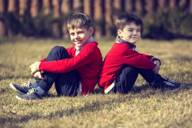 çocuklar parkta bir yürüyüş