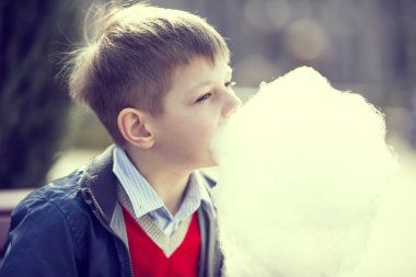 Pamuk helva yiyen çocuk