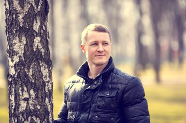 Parktaki genç adam.