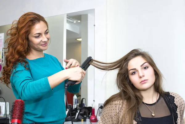 Femme dans un salon de beauté — Photo