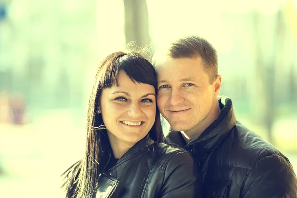 Pareja de amantes en el parque — Foto de Stock