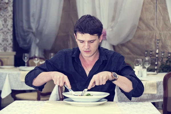 Młody mężczyzna obiad — Zdjęcie stockowe