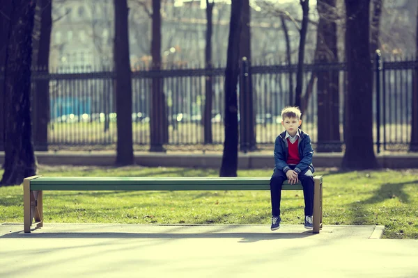 Мальчик на прогулке в парке — стоковое фото