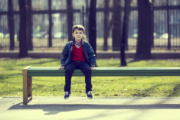 Jongen op een wandeling in het park — Stockfoto