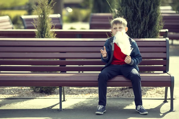 Bambino mangiare zucchero filato — Foto Stock