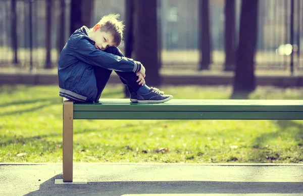 Jongen op een wandeling in het park — Stockfoto