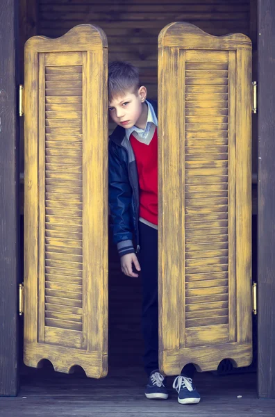 Ragazzo a fare una passeggiata nel parco — Foto Stock