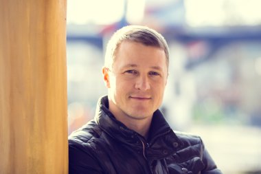 Parktaki genç adam.