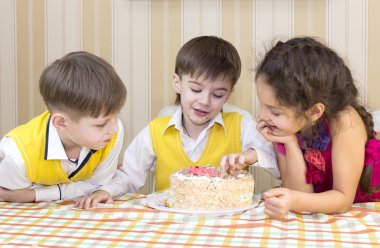 Çocuklarımız eğlenceli doğum günü pastası yiyor