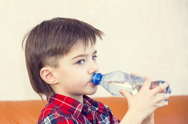 Jongen dranken water — Stockfoto