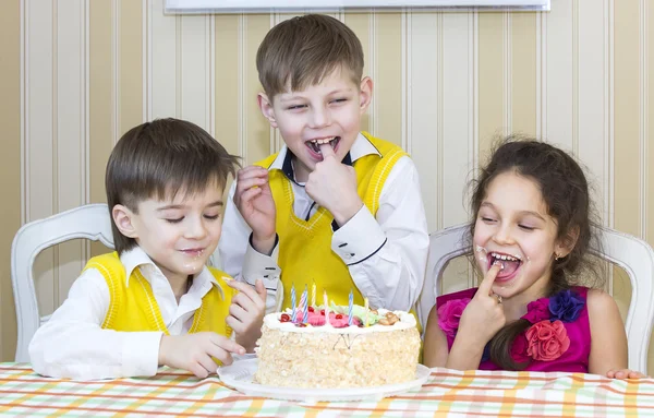 Los niños se divierten comiendo pastel de cumpleaños —  Fotos de Stock