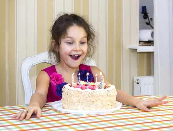 Young girl have fun eating birthday cake — Stock Photo, Image