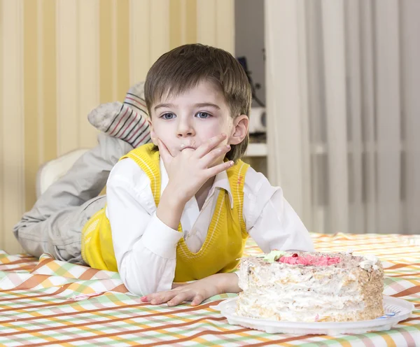 Divirta-se comendo bolo de aniversário — Fotografia de Stock