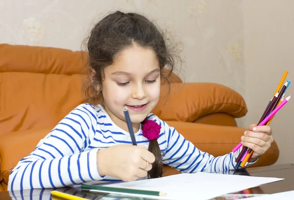 Děti kreslit pastelkami na papír — Stock fotografie