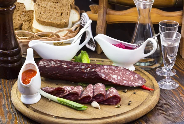 Salchicha en una placa de madera —  Fotos de Stock