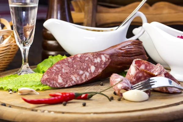 Saucisse sur une assiette en bois — Photo