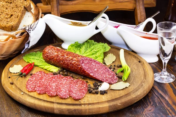 Saucisse sur une assiette en bois — Photo