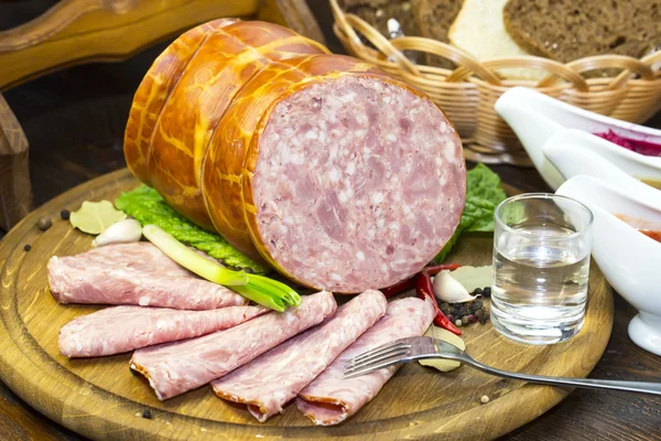 Salsiccia su un piatto di legno — Foto Stock