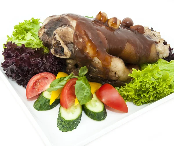 Gebratene Schweinshaxe mit Gemüse — Stockfoto