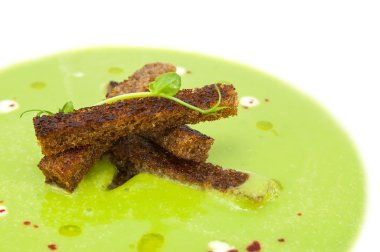 croutons bezelye çorbası