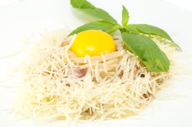 spagetti yumurta ve peynir ile