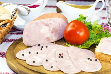 Masanın üzerine jambon