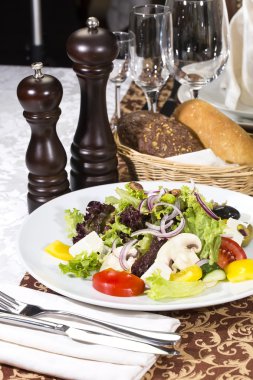 peynir ve otlar ve sebze salatası