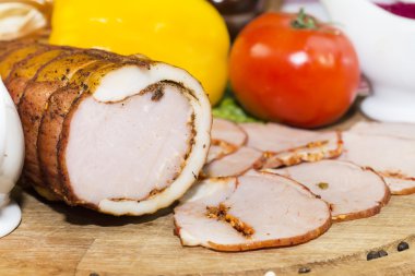 bir tahta üzerinde sosis