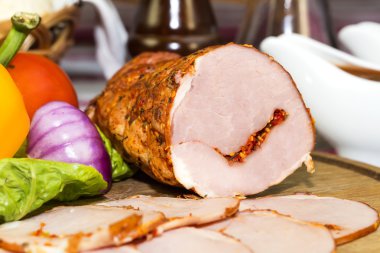 bir tahta üzerinde sosis