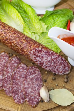 bir tahta üzerinde sosis