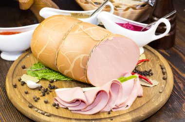 bir tahta üzerinde sosis