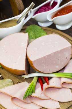 bir tahta üzerinde sosis