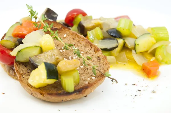 Légumes cuits à la vapeur et pain de seigle — Photo