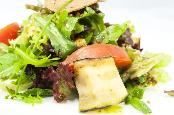 Салат с овощами и козьим сыром — стоковое фото