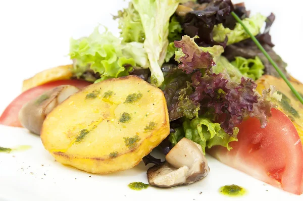 Sałatka z warzywami i serem kozim — Zdjęcie stockowe