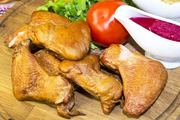 Jambes de poulet sur une table — Photo