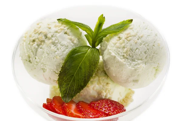 Bolas de helado decoradas con menta — Foto de Stock