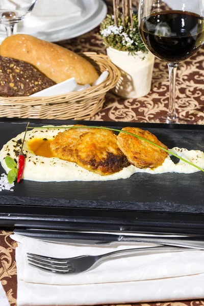 Cutlets fried in carrot sauce with mashed potatoes — Stock Photo, Image