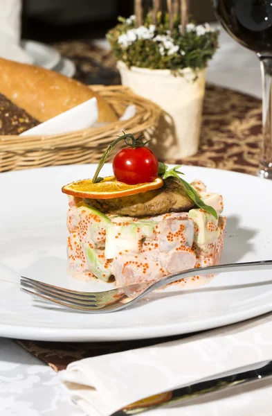 サラダ、魚、野菜とトマトで飾られた卵 — ストック写真