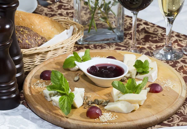 Piatto di formaggio con un grande decorato l'assortimento di menta — Foto Stock