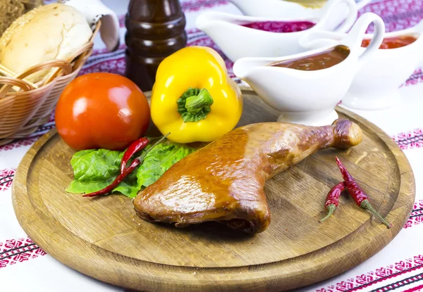 Kip benen op een tafel — Stockfoto