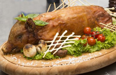 sebze ve otlar ile kavrulmuş domuz