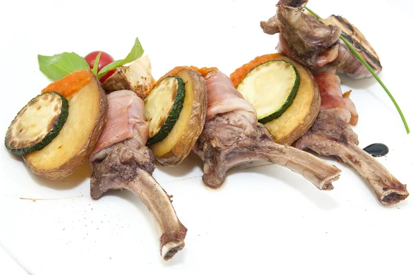 Roasted veal ribs with vegetables — Stock Photo, Image